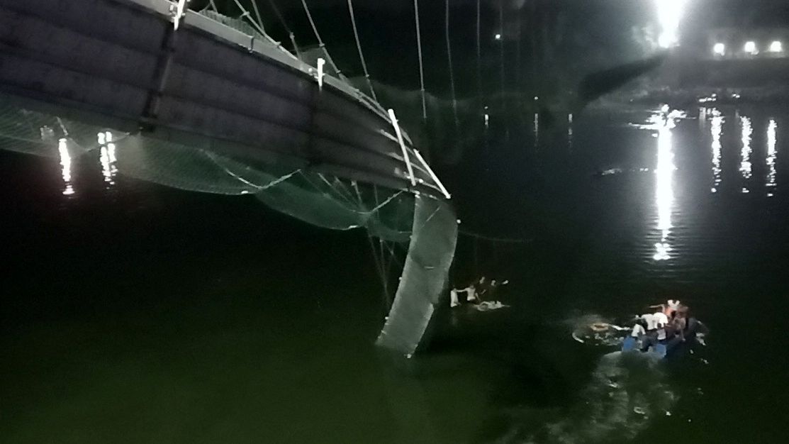 V Indii se zřítil visutý most, nejméně 60 lidí přišlo o život